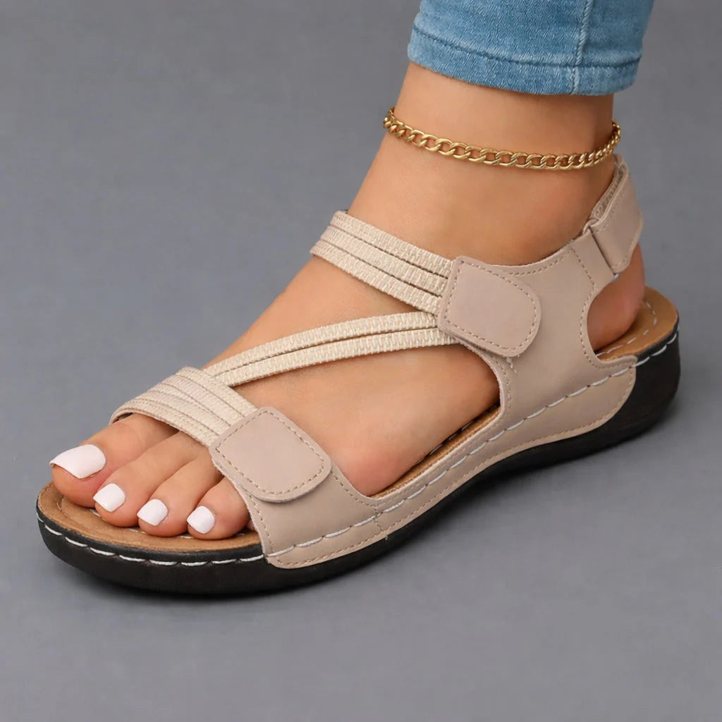 Sandalias elegantes ajustables para mujer.