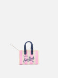 Llavero con forma de mini bolso de tela a rayas con logotipo bordado