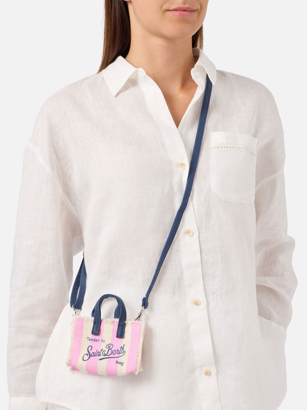 Llavero con forma de mini bolso de tela a rayas con logotipo bordado