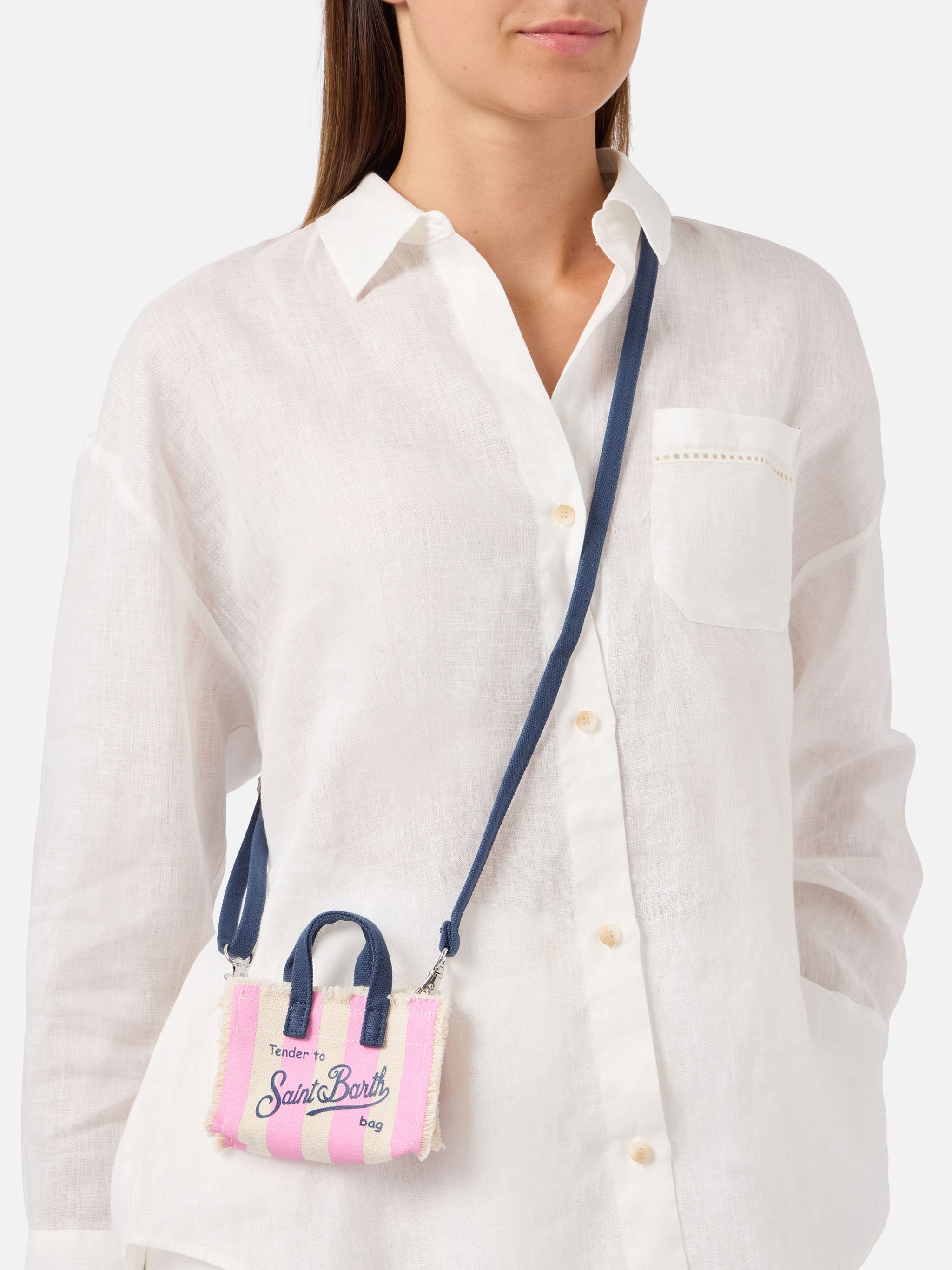 Llavero con forma de mini bolso de tela a rayas con logotipo bordado