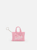 Llavero con forma de mini bolso de lino rosa con logotipo impreso