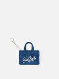 Llavero en forma de mini bolso de denim con logotipo impreso