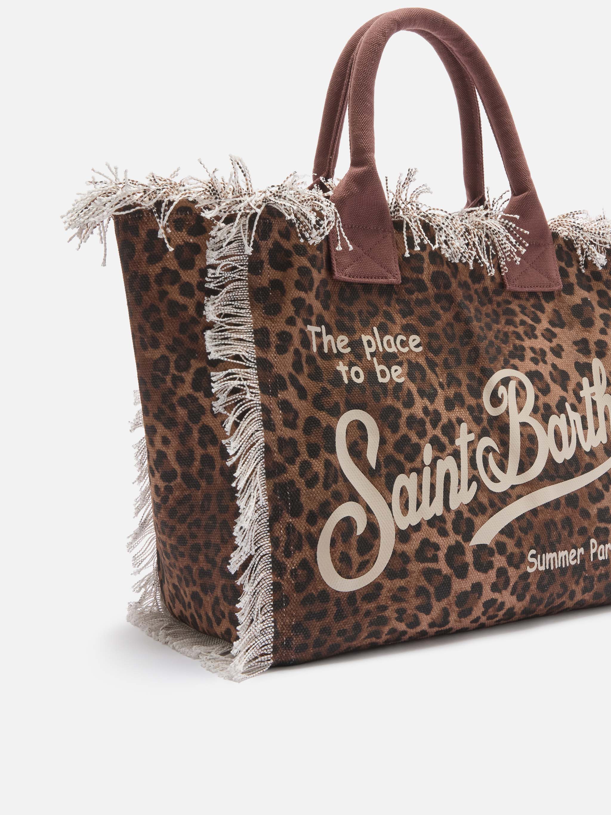 Bolso Vanity de tamaño regular, estampado leopardo en lona, con flecos.