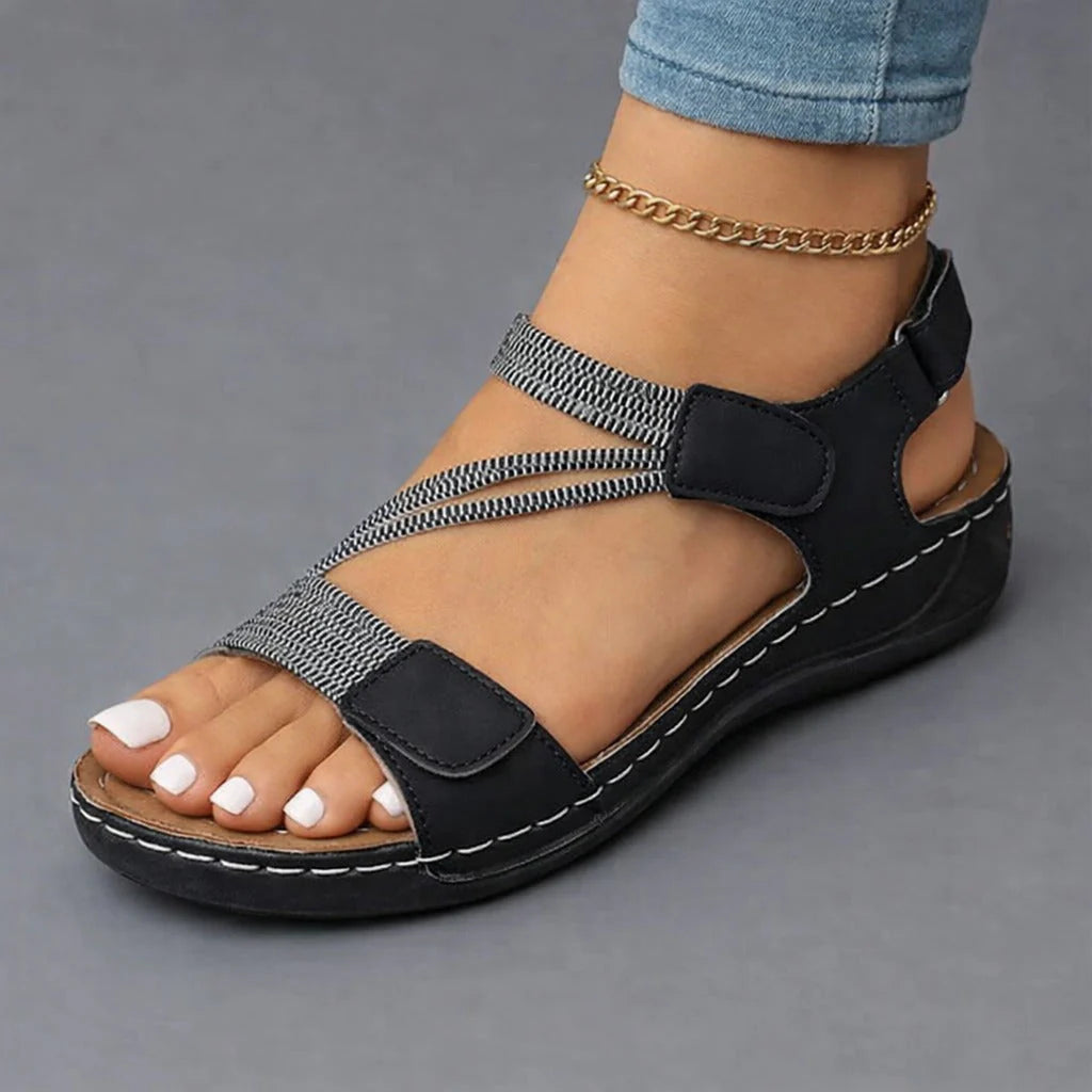 Sandalias elegantes ajustables para mujer.