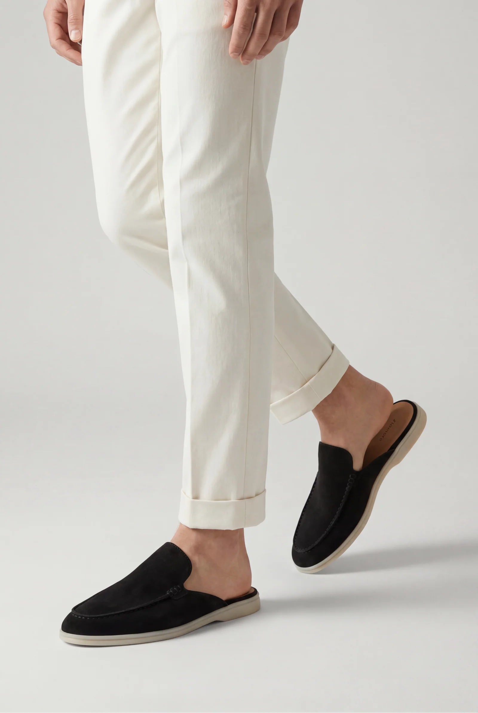 Mules Capri Suede Negro.